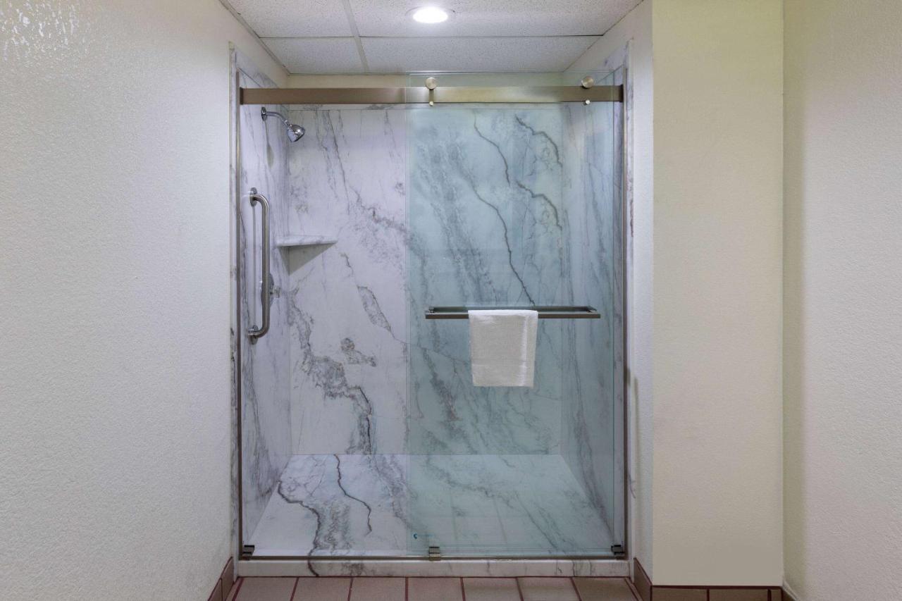 מלון Super 8 By Wyndham סגווין מראה חיצוני תמונה