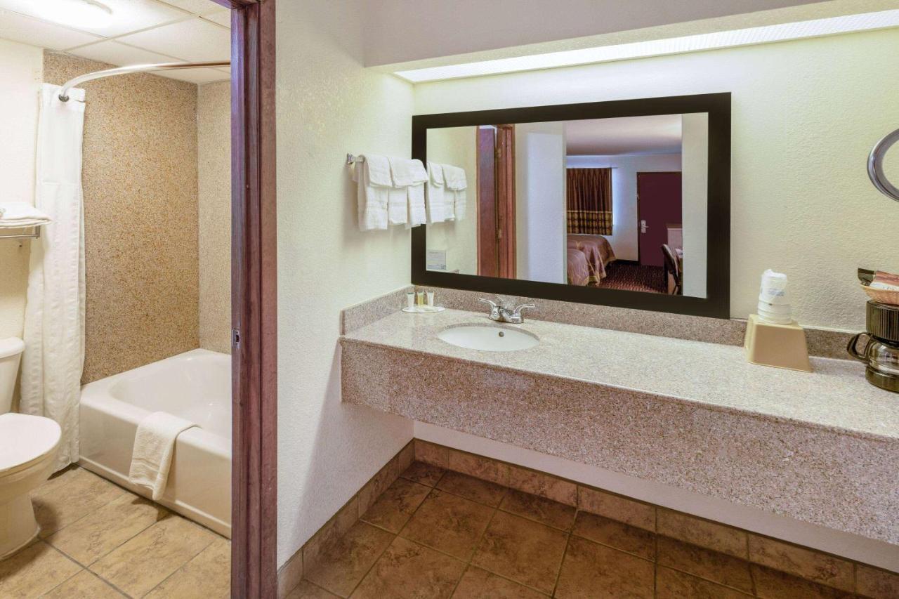 מלון Super 8 By Wyndham סגווין מראה חיצוני תמונה