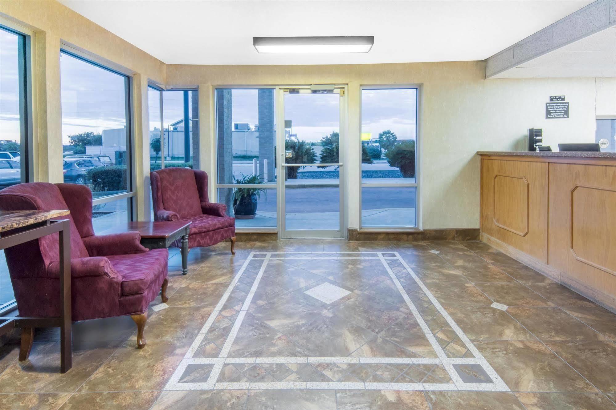מלון Super 8 By Wyndham סגווין מראה חיצוני תמונה