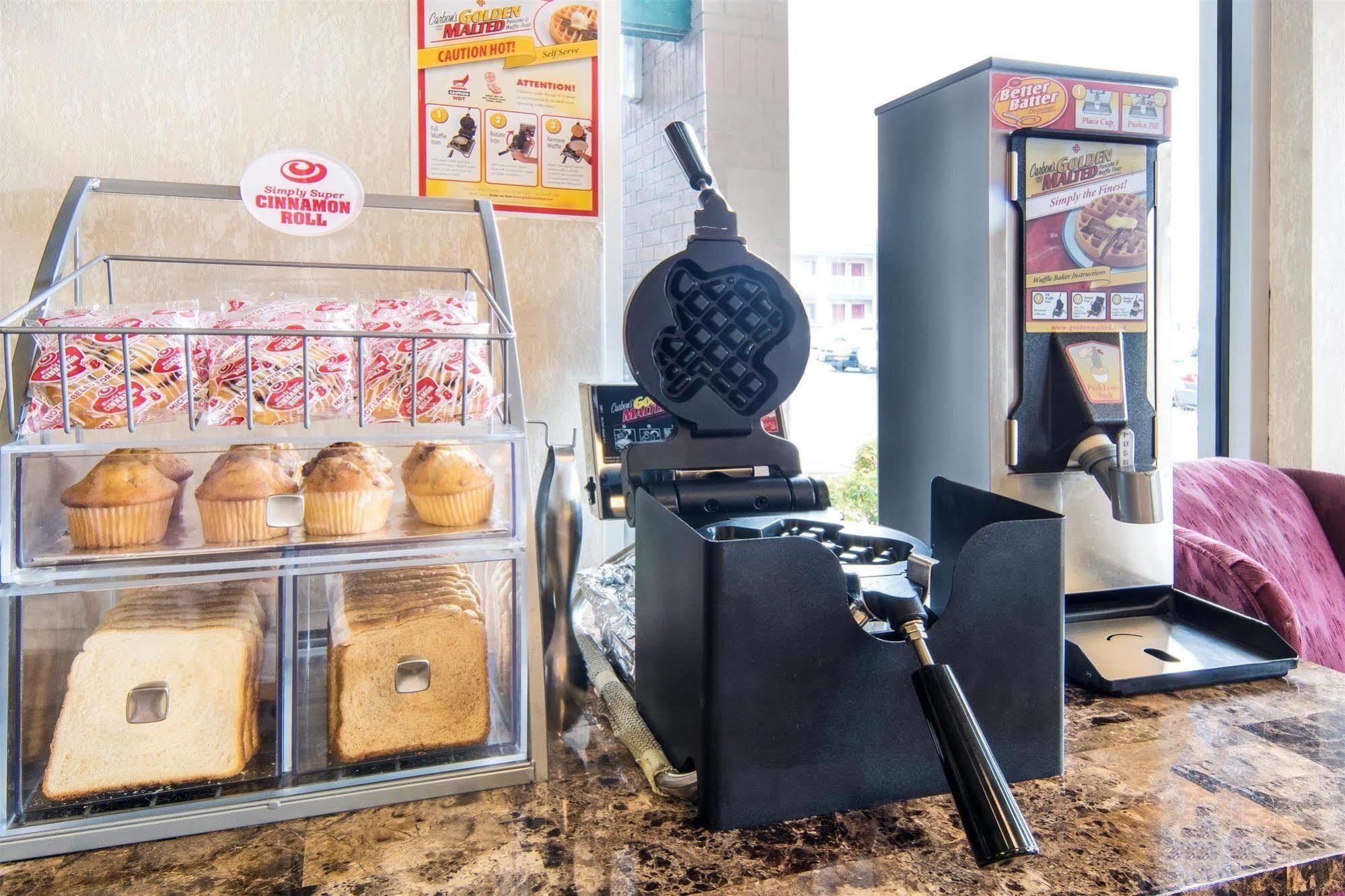 מלון Super 8 By Wyndham סגווין מראה חיצוני תמונה